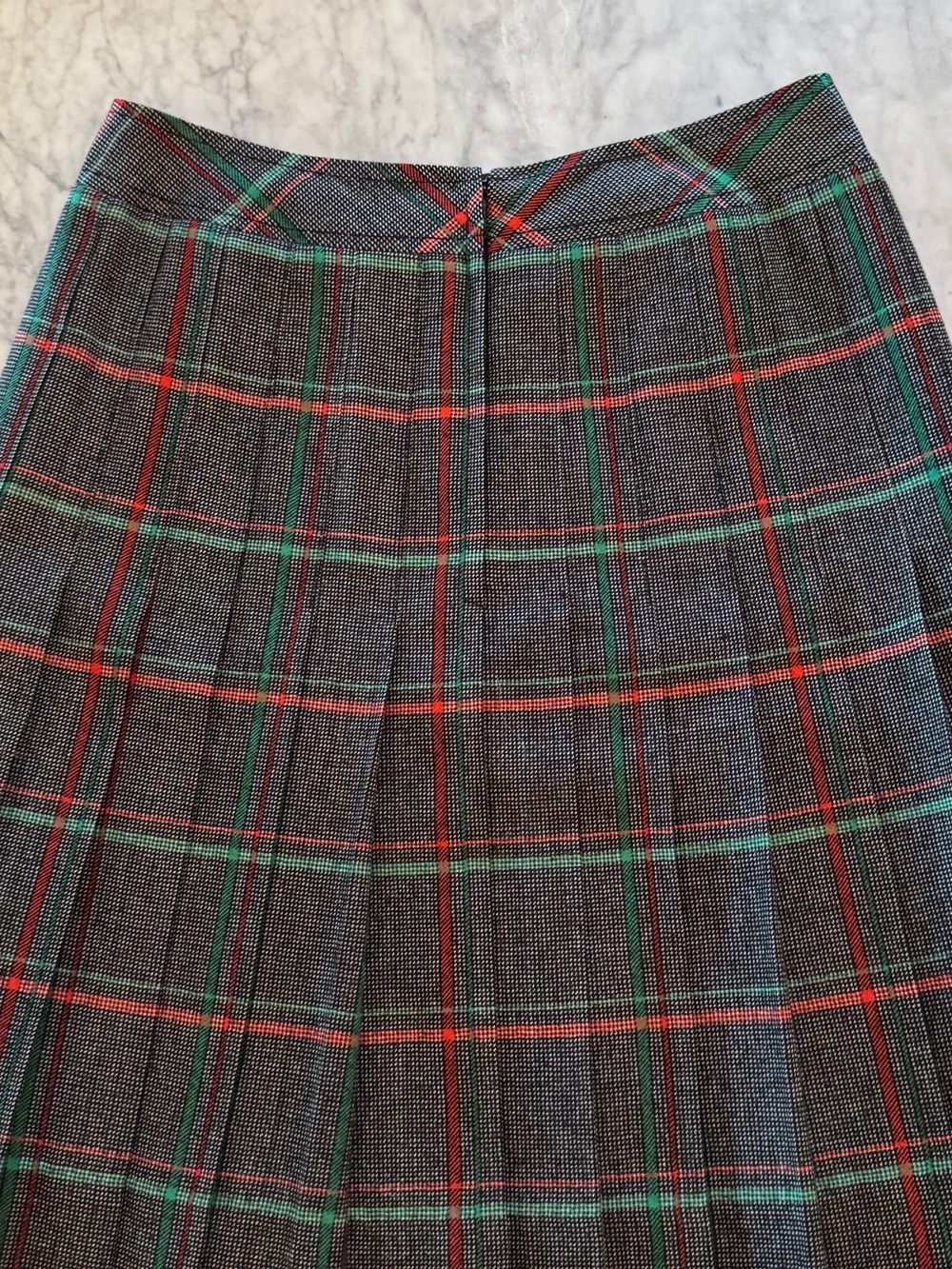 Celine Paris Vintage Wool Plaid Pleated Skirt w/ Tortoise Gold Hardware Size 42 - Picture 9 of 12
